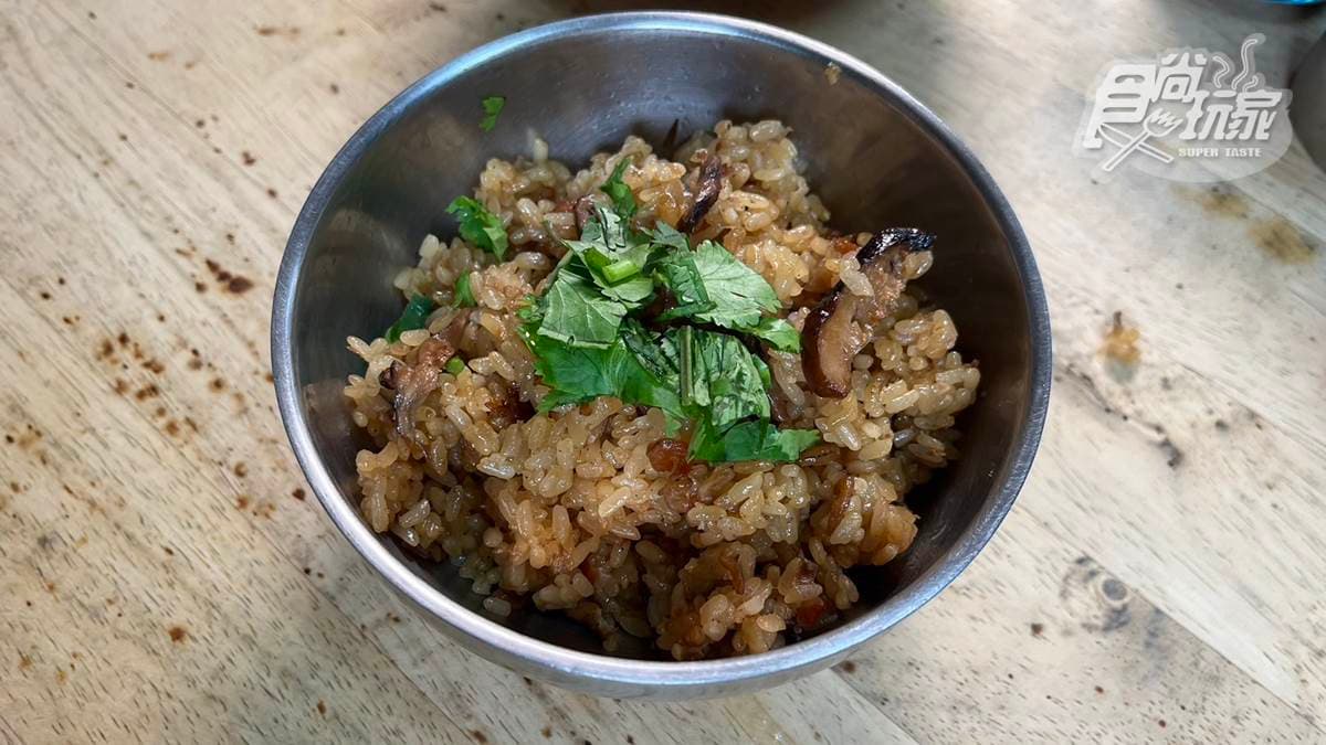 油飯的飯粒很飽滿，愈嚼愈香。