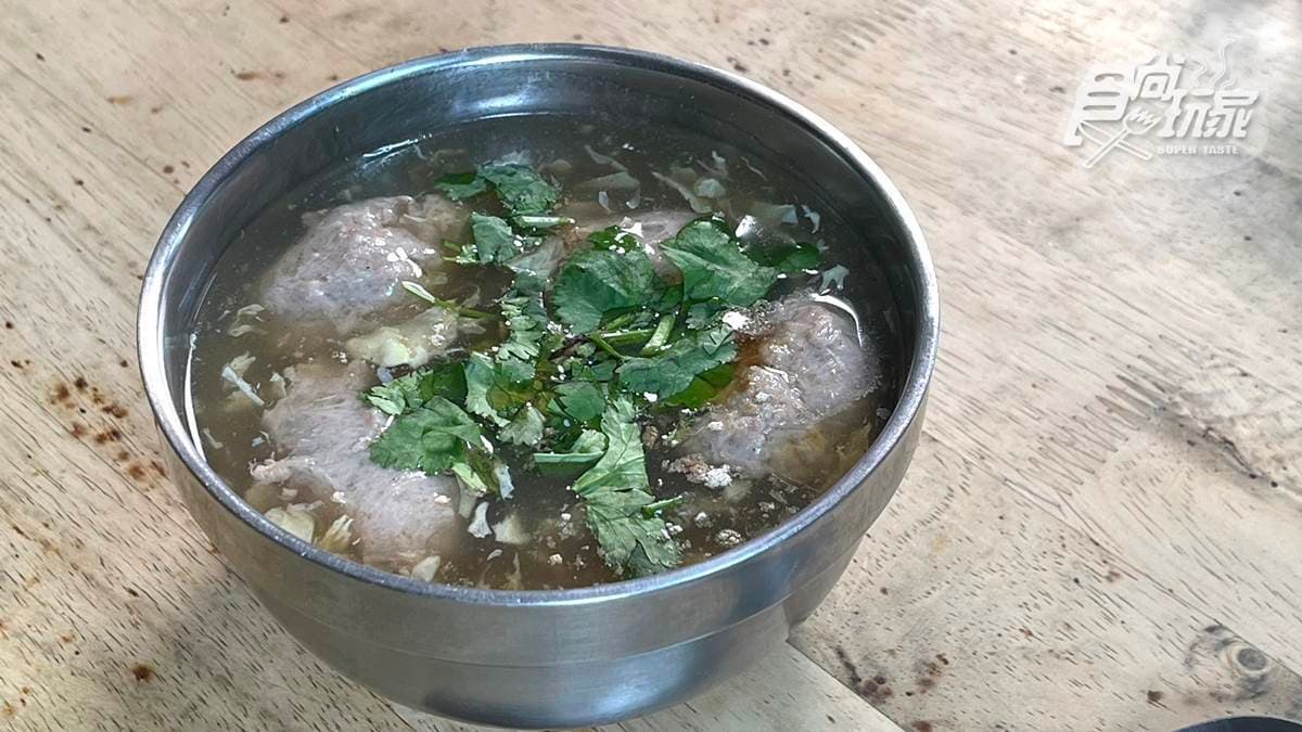 肉羹湯的肉羹大塊又扎實，而且也很多汁。