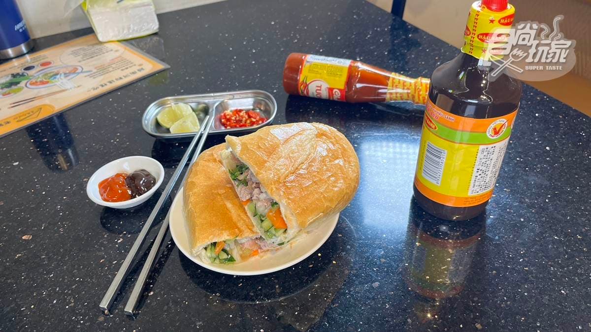 「越南叉燒麵包」裡面的肉和蔬菜很豐富。