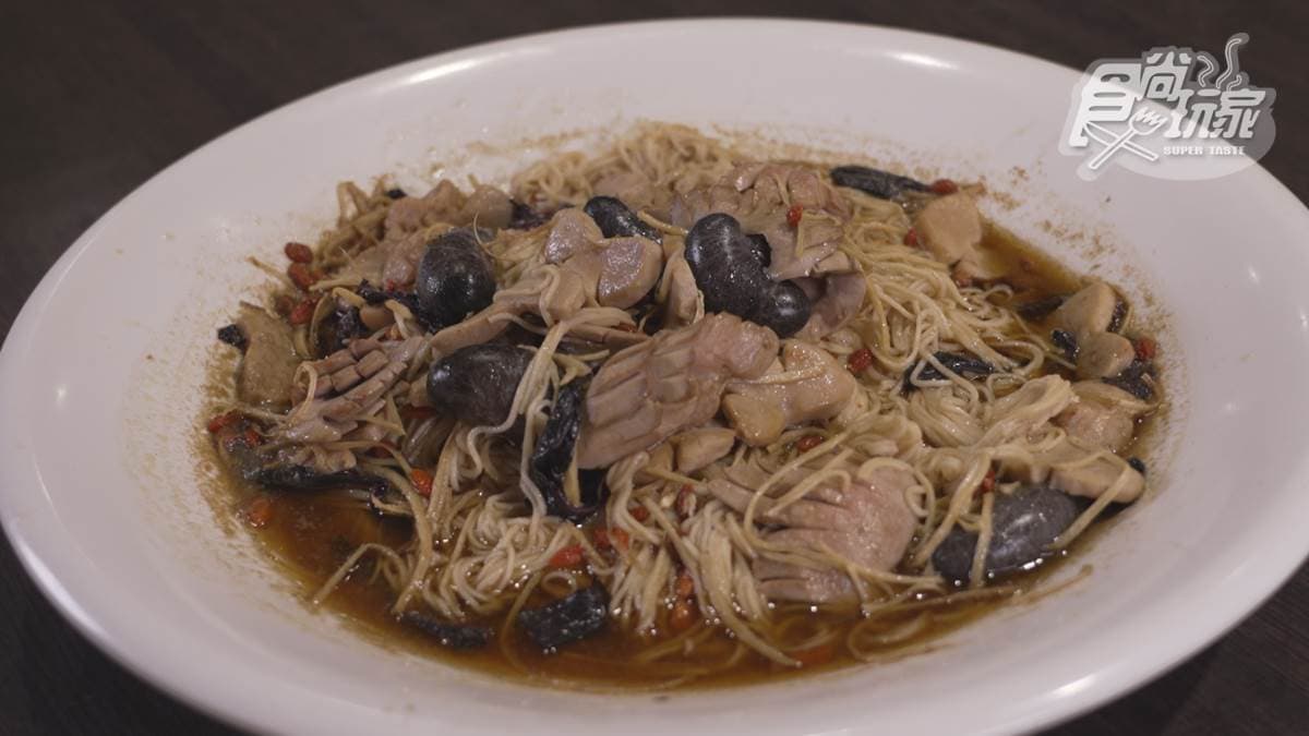 「三寶麵線」裡面吃得到烏骨雞雞佛，有麻油香氣包覆，很加分。