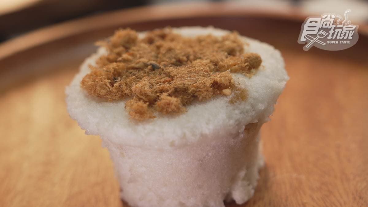 「肉鬆辣菜脯」上面鋪一層肉鬆，辣菜脯炒得很香。