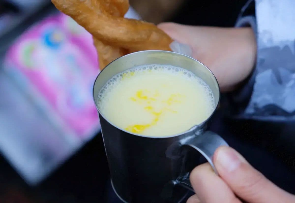 路邊直接開煮!80年「炭燒杏仁茶」激推必加蛋黃,嘉義最接地氣台味早餐 路邊直接開煮!80年「炭燒杏仁茶」激推必加蛋黃,嘉義最接地氣台味早餐
