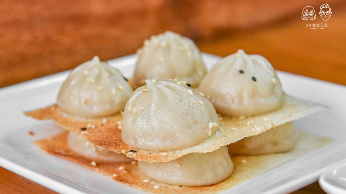 「脆皮臭豆腐湯包」一端上桌就聞到了陣陣的臭豆腐香氣。（圖片來源：2A食旅日記）