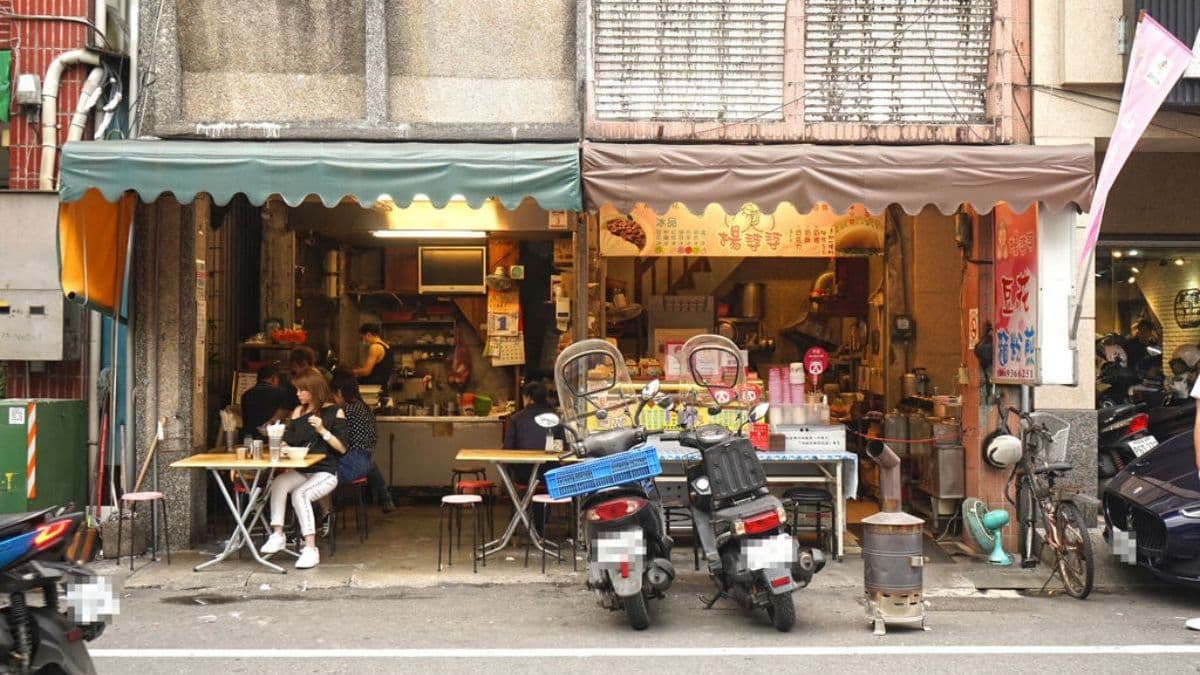 店面本身雖然沒有招牌，懂吃的人還是找得到，內用、外帶客人都絡繹不絕。（圖片來源：老錢的老巢）
