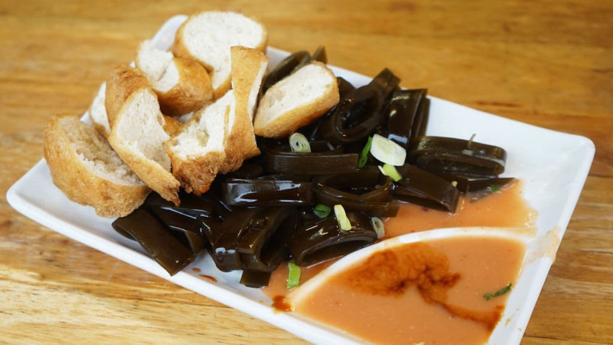 小菜推薦宜蘭當地才有的「空心油豆腐」，海帶也處理得好吃。（圖片來源：老錢的老巢）