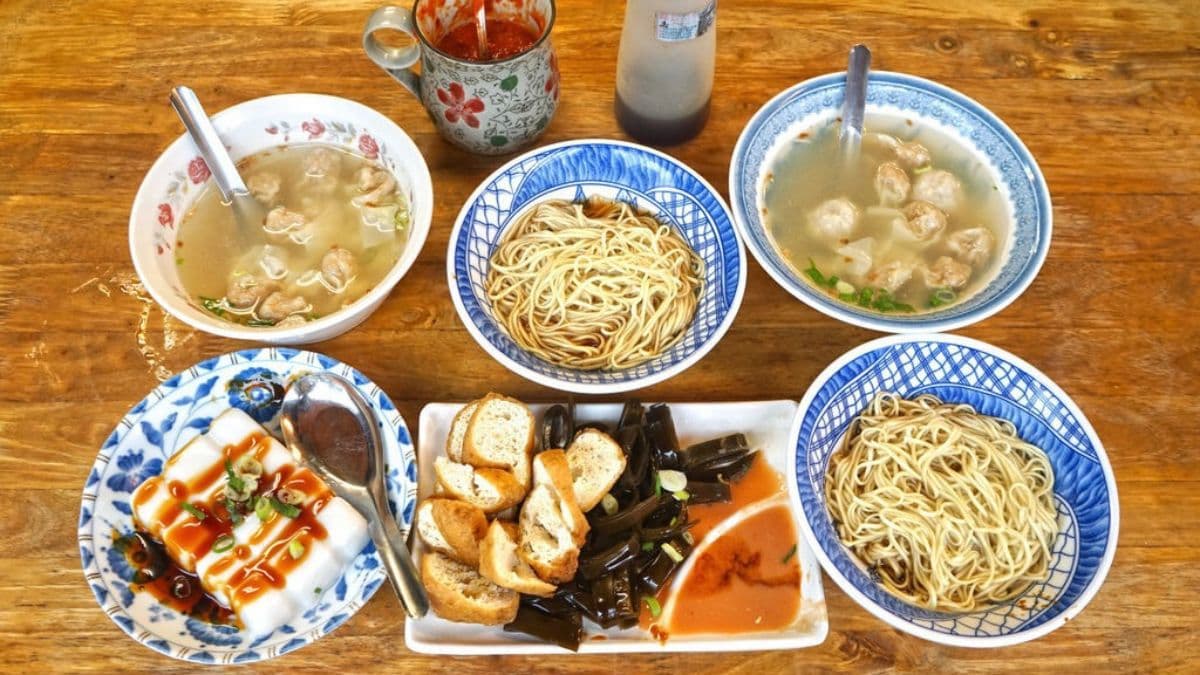 菜單幾乎都是30～60元的樸實銅板價，在地人到遊客都喜愛。（圖片來源：老錢的老巢）
