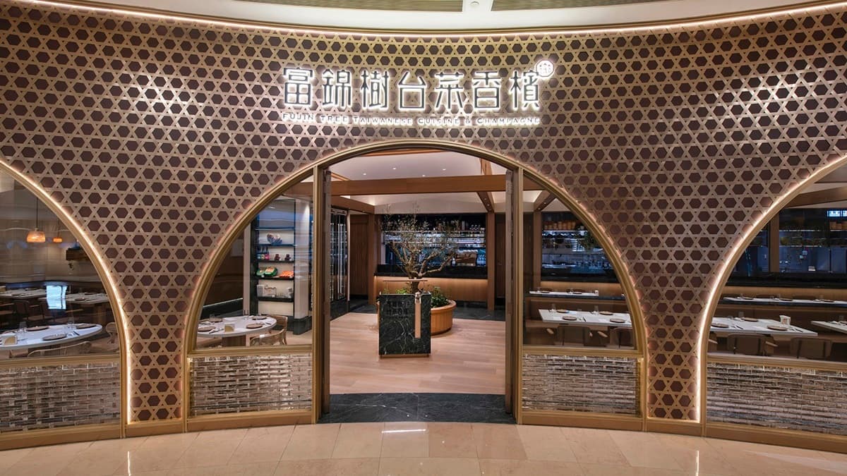 蟹黃海鮮豆腐煲吃得到極致濃郁海鮮配料。（圖片來源：富錦樹台菜香檳）