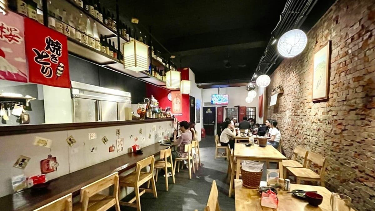 南港居酒屋「老司機」結合老屋紅磚，頗有韻味。（圖片來源：Tia妡享慢旅）