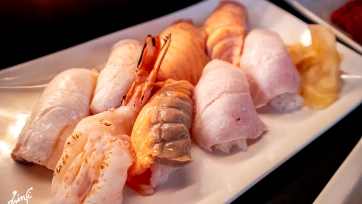 「生魚握壽司」吃得到旗魚、鮪魚、鮭魚和鮮蝦握壽司，不敢吃生魚也有提供炙燒服務。（圖片來源：妮喃小語）