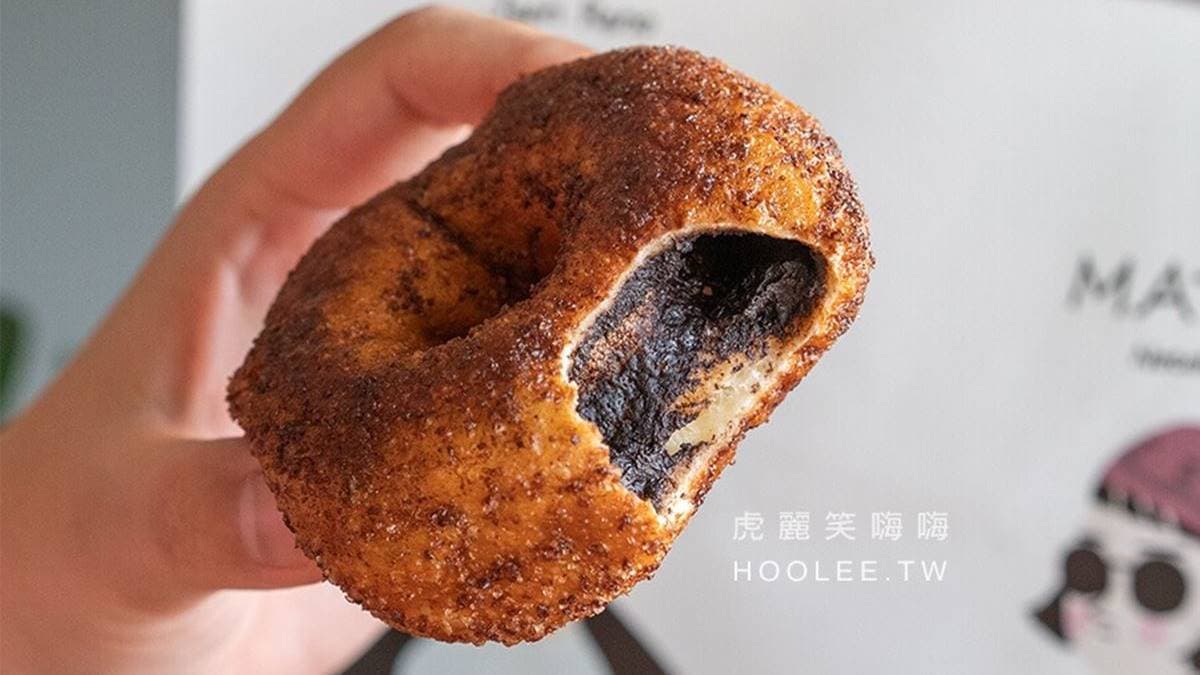「濃情巧克力」內餡是苦甜生巧克力，濃郁滋味搭配軟Q甜甜圈很唰嘴。（圖片來源：虎麗笑嗨嗨）