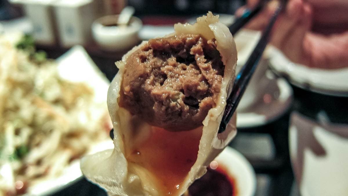 沉甸甸的牛肉湯汁渾厚甘醇，很可口。（圖片來源：妮喃小語）
