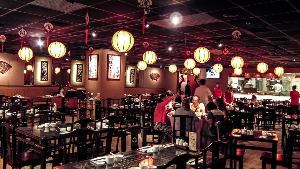 店內可見拱門、扇形、木雕、燈籠等中國建築的經典元素。（圖片來源：妮喃小語）