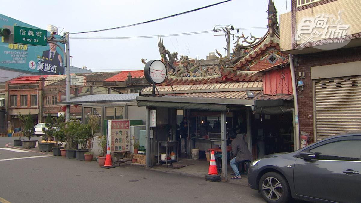 「伯公小吃」開在土地公廟裡面，非常特別。