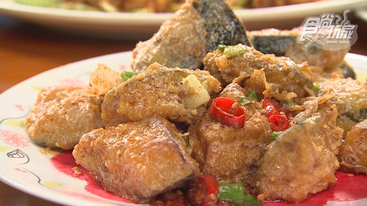 「金沙南瓜」是招牌菜之一，裡面的南瓜煮得很透，是鹹甜的口感。