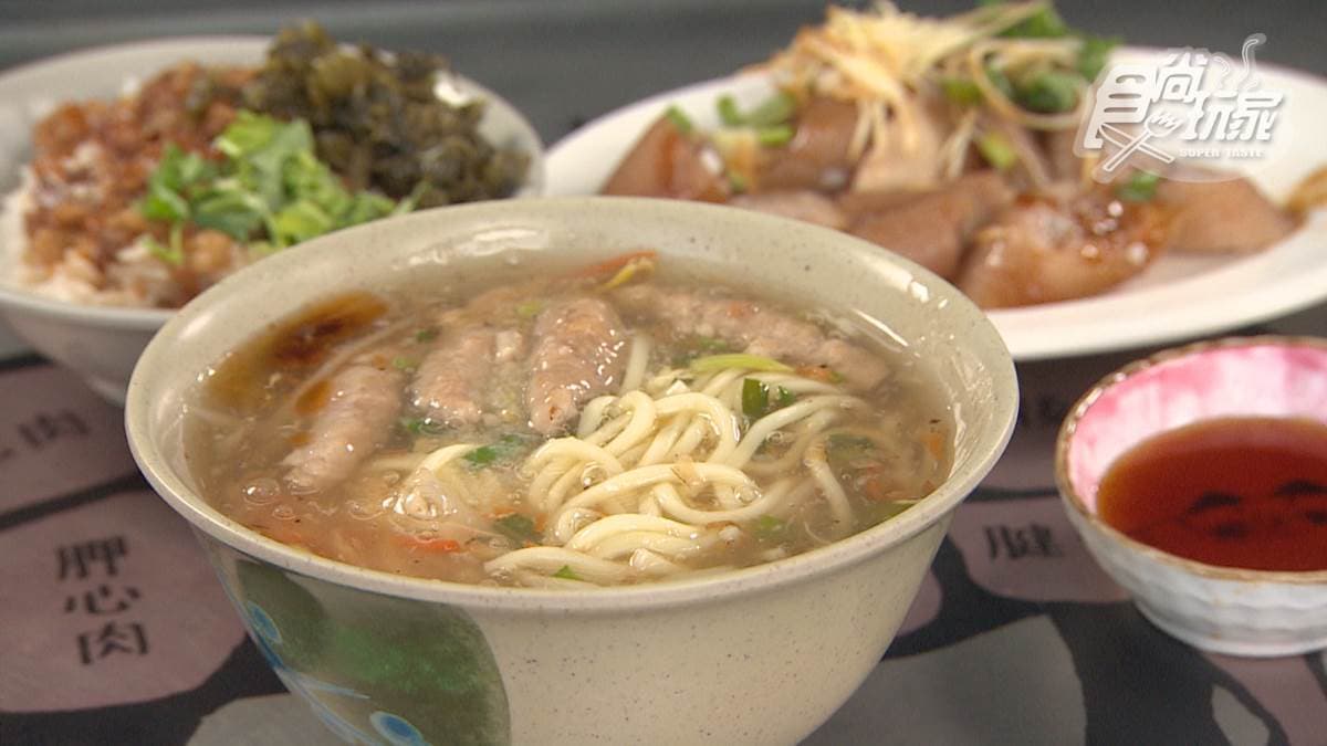 「肉羹麵（小）」的肉羹給得很多，有滿滿的柴魚湯香氣。