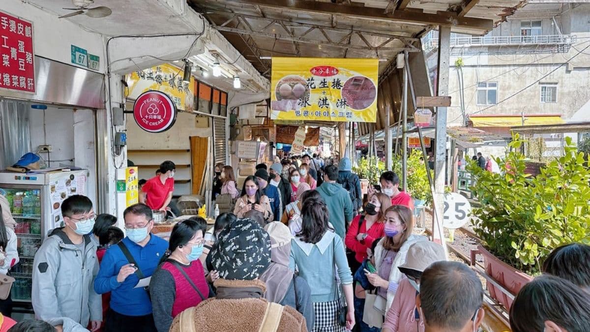 在十分老街、十分車站周圍上也有不少小吃、天燈工藝品店。（圖片來源：Ann‧榜哥‧生活事務所）