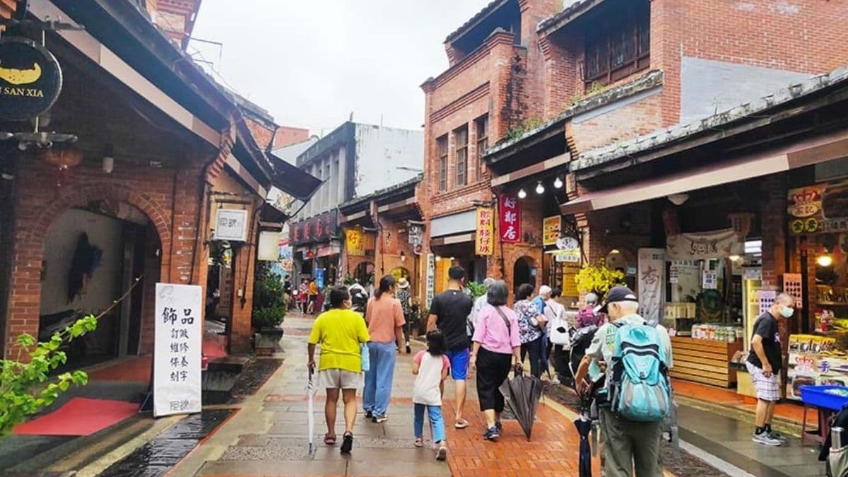 深坑老街全長約300公尺，街景以紅磚瓦屋為主。（圖片來源：小噗扒飯食記）