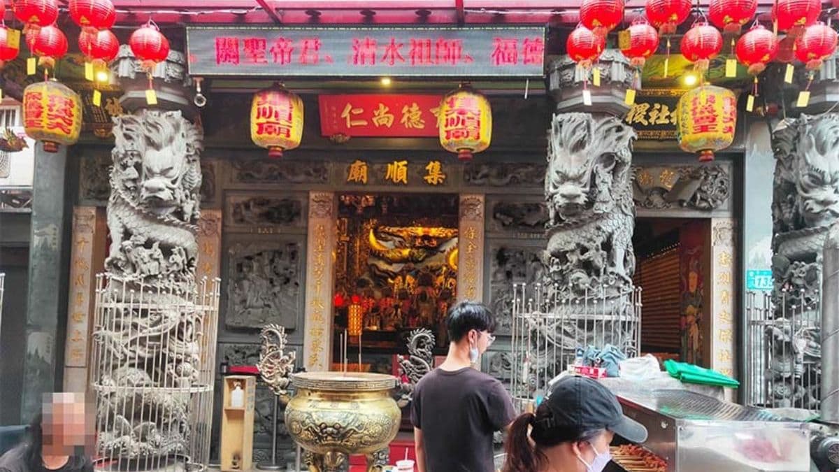 「深坑集順廟」是深坑老街居民的信仰中心。（圖片來源：小噗扒飯食記）