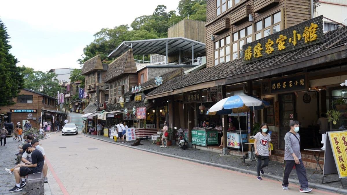 老街以鐵道風情為特色，沿途也有不少懷舊美食、客家風味美食。（圖片來源：勞鼠探世界）