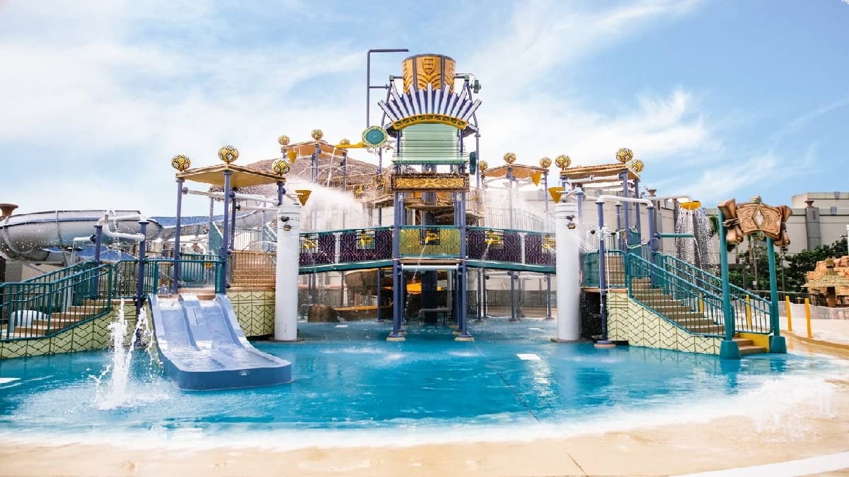 「新濠影滙水上樂園」占地約7865坪，設有戶外及室內２大水上活動園區。（圖片來源：新濠影匯）