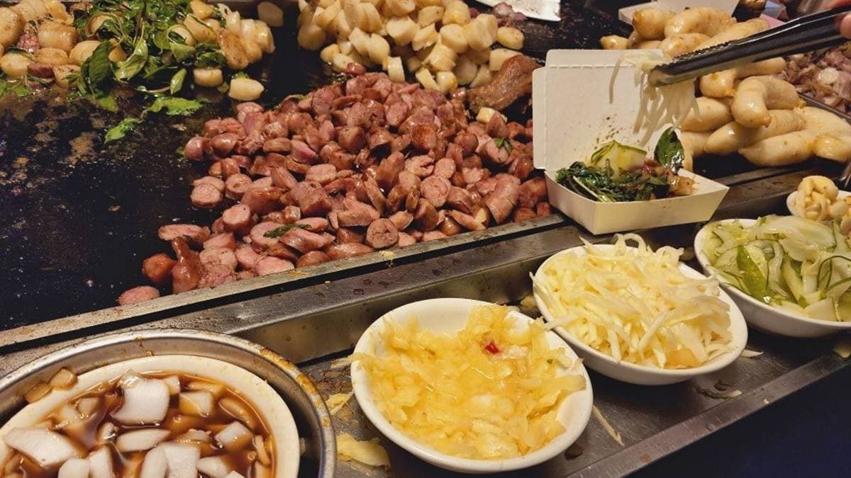 「紅妃香腸大腸」是夜市內知名的老字號美食。（圖片來源：Yuki's Life）
