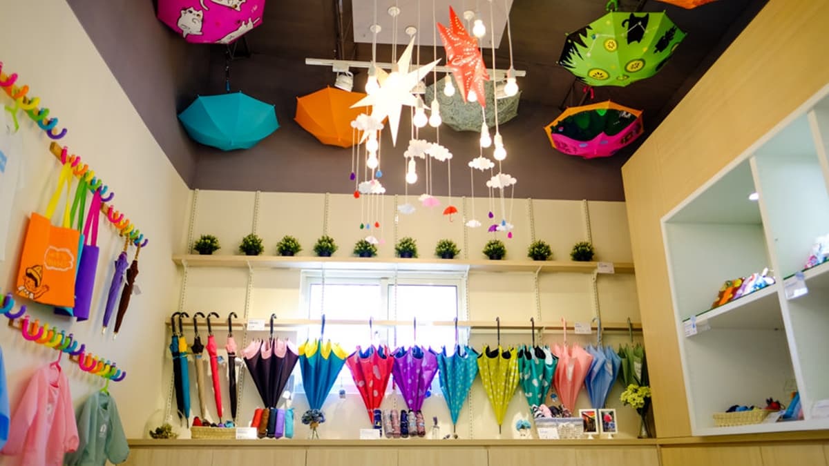 「彩虹屋」的１樓為販賣部，有許多雨具相關的文創商品可以選購。（圖片來源：桃桃‘s旅人手札）