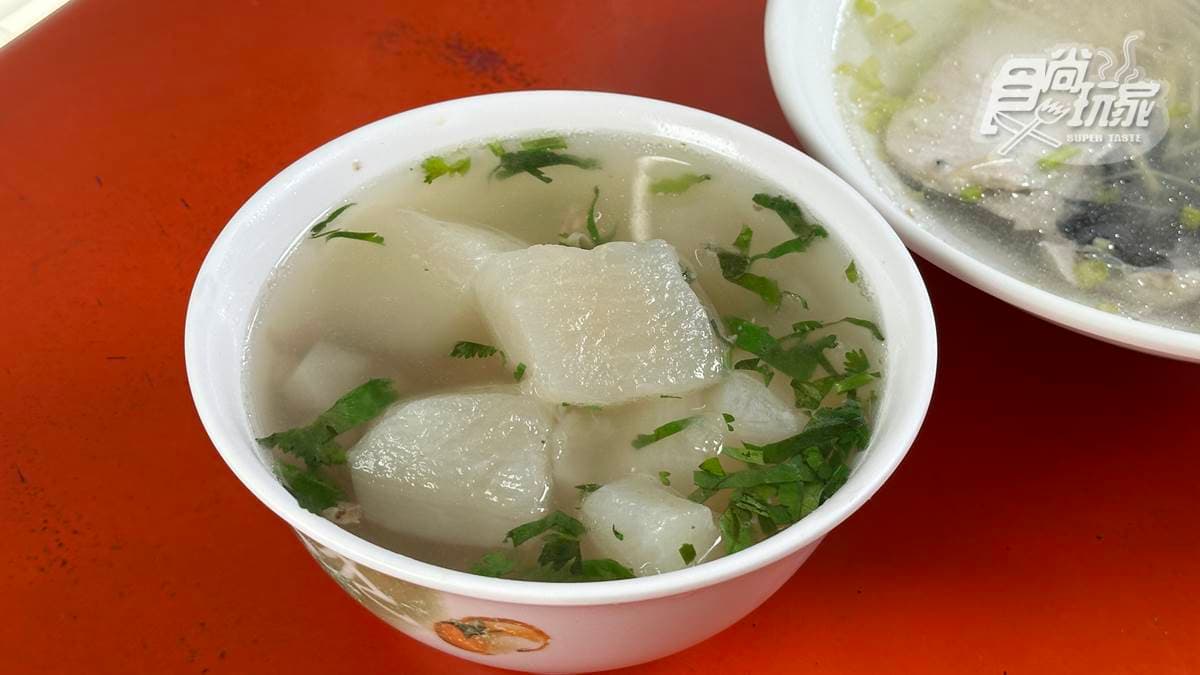 「蘿蔔排骨湯」喝得到蘿蔔的甜味，料給得很多。