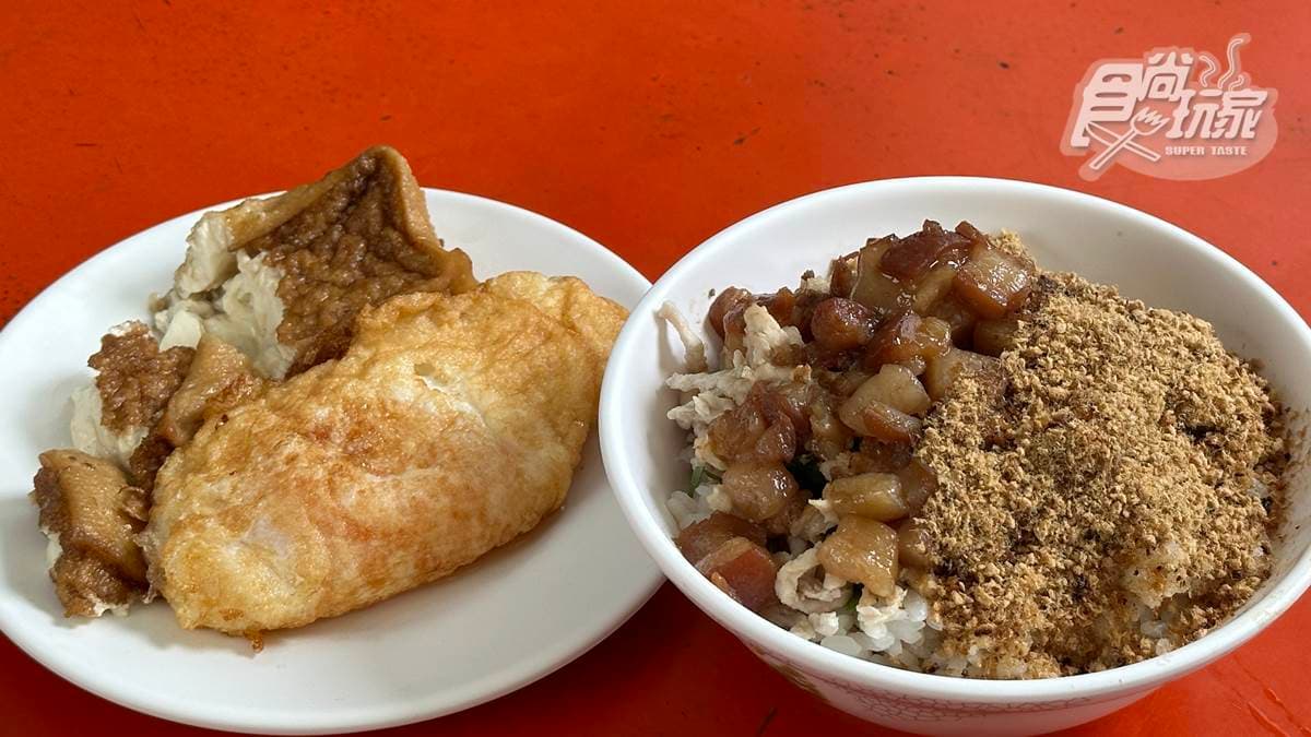 經典吃法就是要將半熟蛋淋在肉燥飯上一起吃。