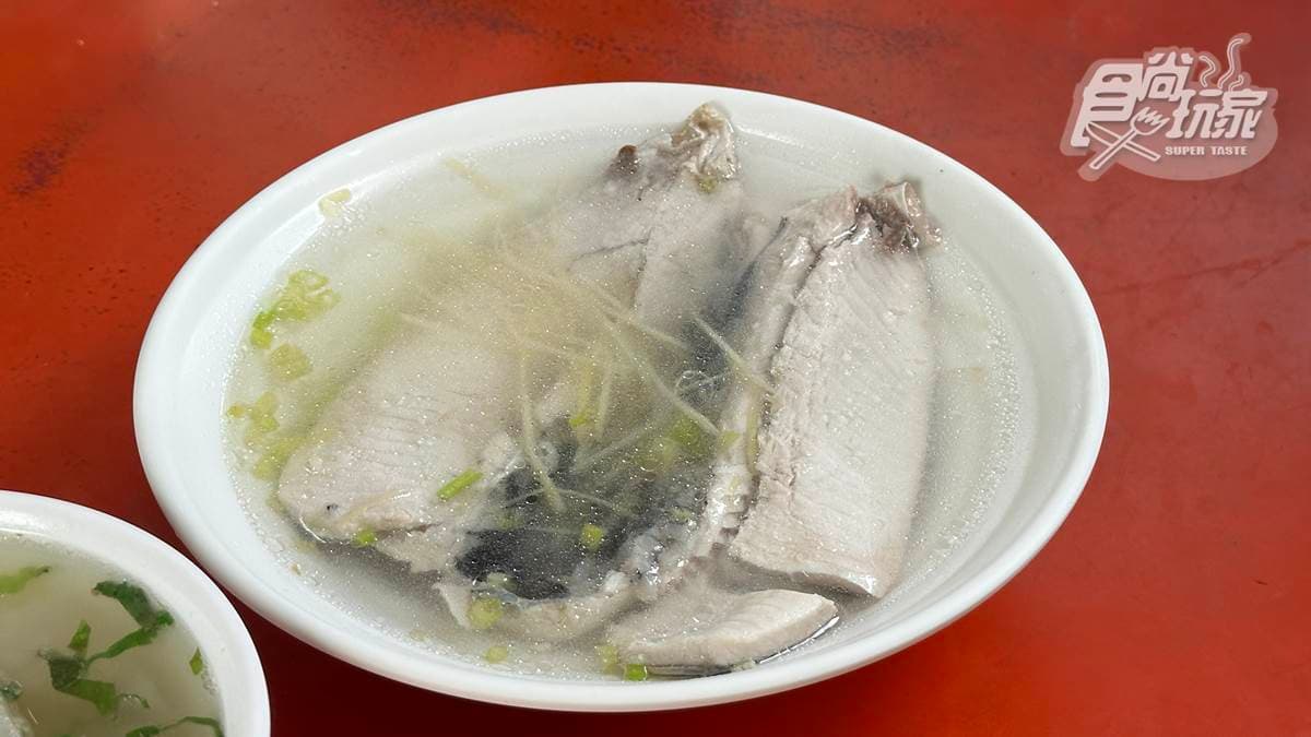 「虱目魚湯」也是人氣必點餐點。