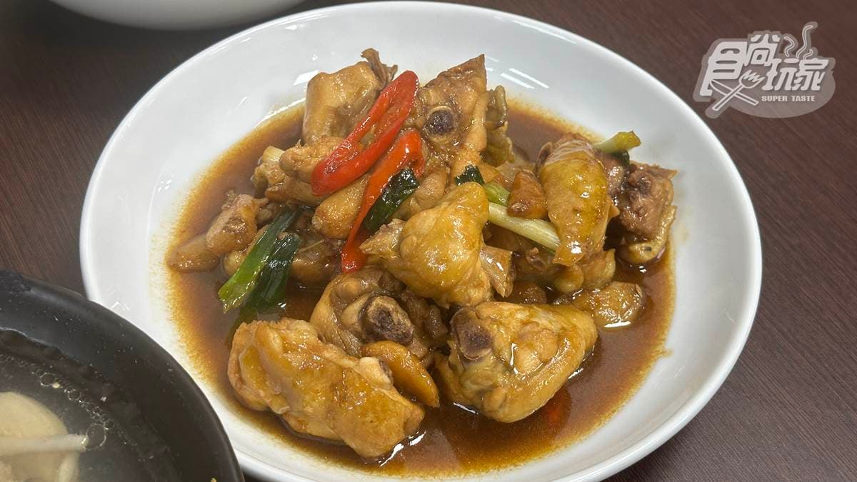「醬燒燜雞」很下飯，是店內的熱銷餐點。
