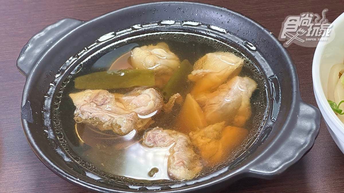 店內有很多種口味的鍋物，讓客人能夠自由選擇。