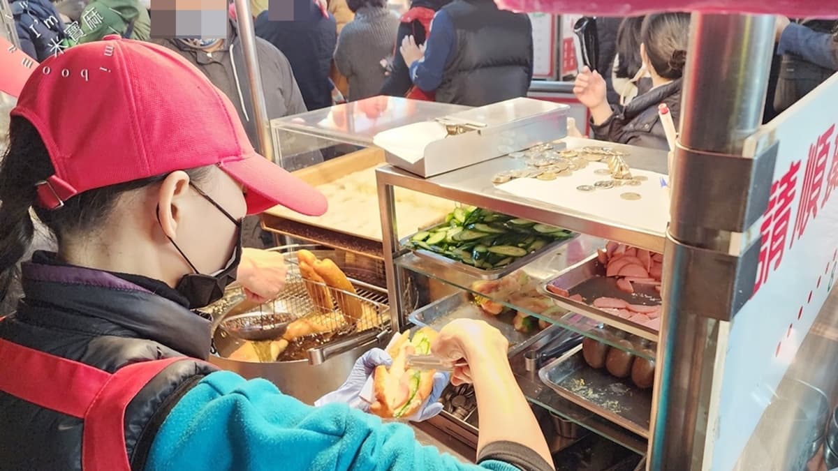 沙拉船配料有小黃瓜、番茄、火腿片及滷蛋。（圖片來源：米寶麻幸福滿載）