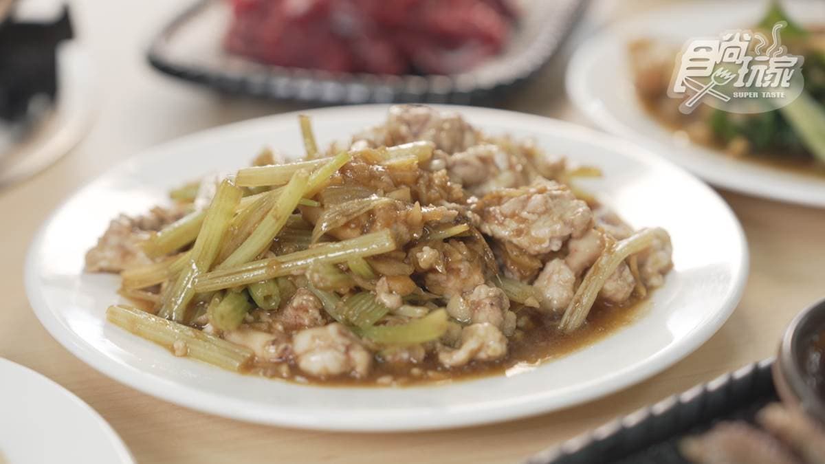 「芹菜炒羊腦」也很受在地人喜愛。