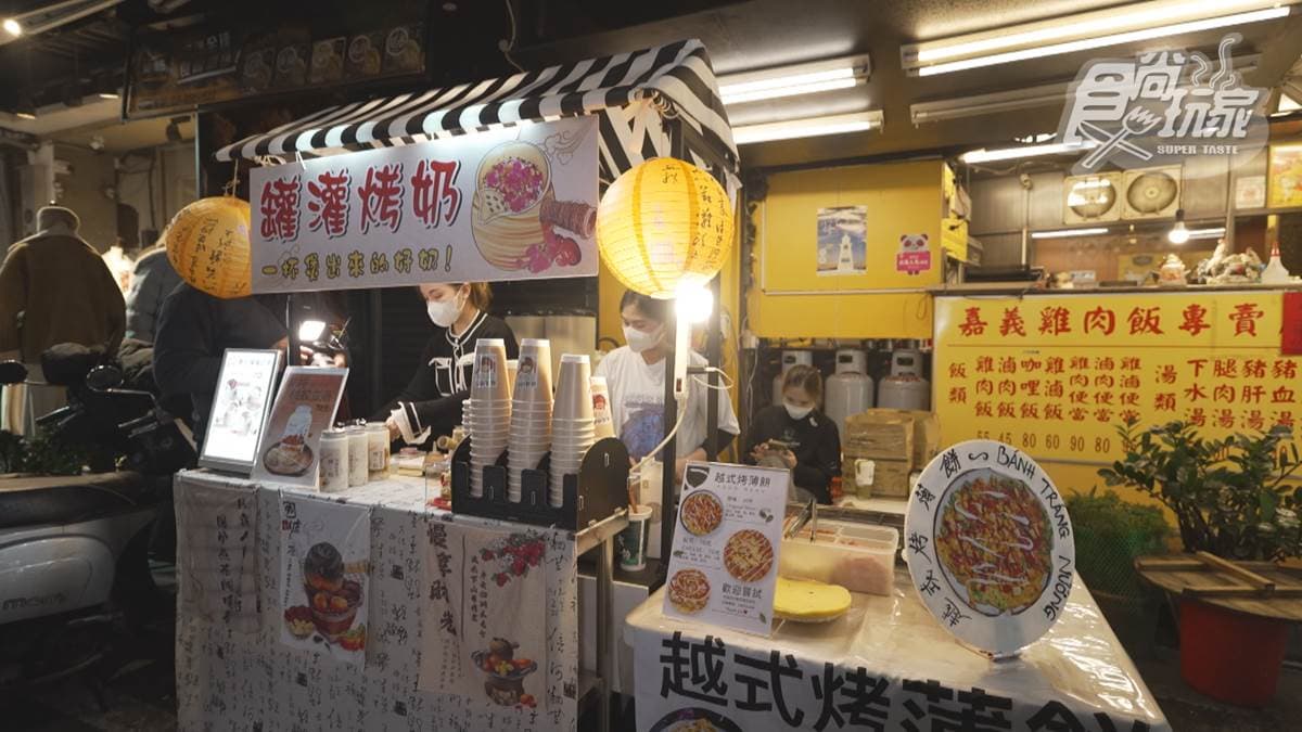 「罐罐鮮花烤奶茶」位在中原夜市內。