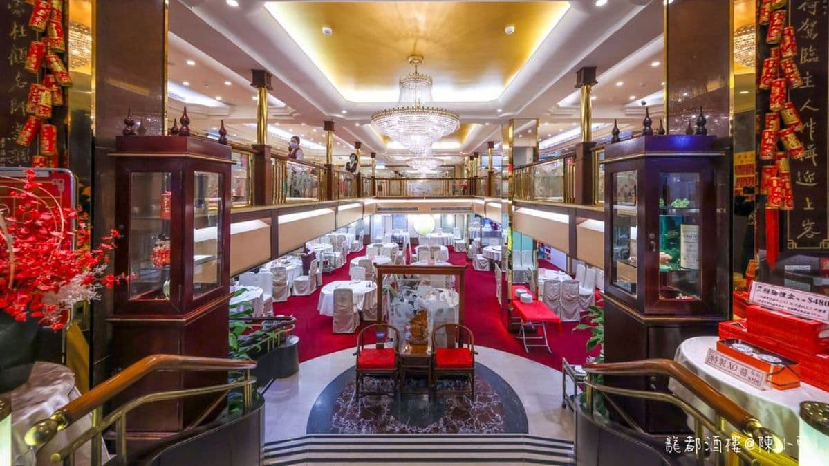 餐廳氣派的裝潢，就像港劇中的場景般華麗又復古。（圖片來源：陳小可的吃喝玩樂）