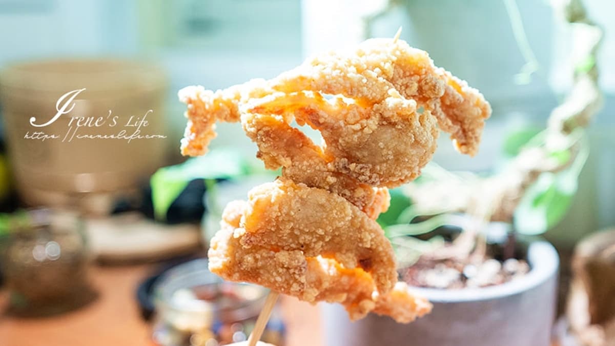 「雞塊」口感像雞柳條，沒有明顯的炸衣脆度，吃起來薄嫩多汁。（圖片來源：IRENE'S 食旅．時旅）