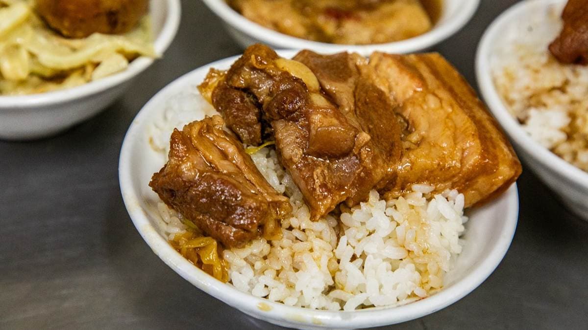 「三層肉爌肉飯」的瘦肉部分一點都不柴，而且還有肉汁感。（圖片來源：大手牽小手。玩樂趣）