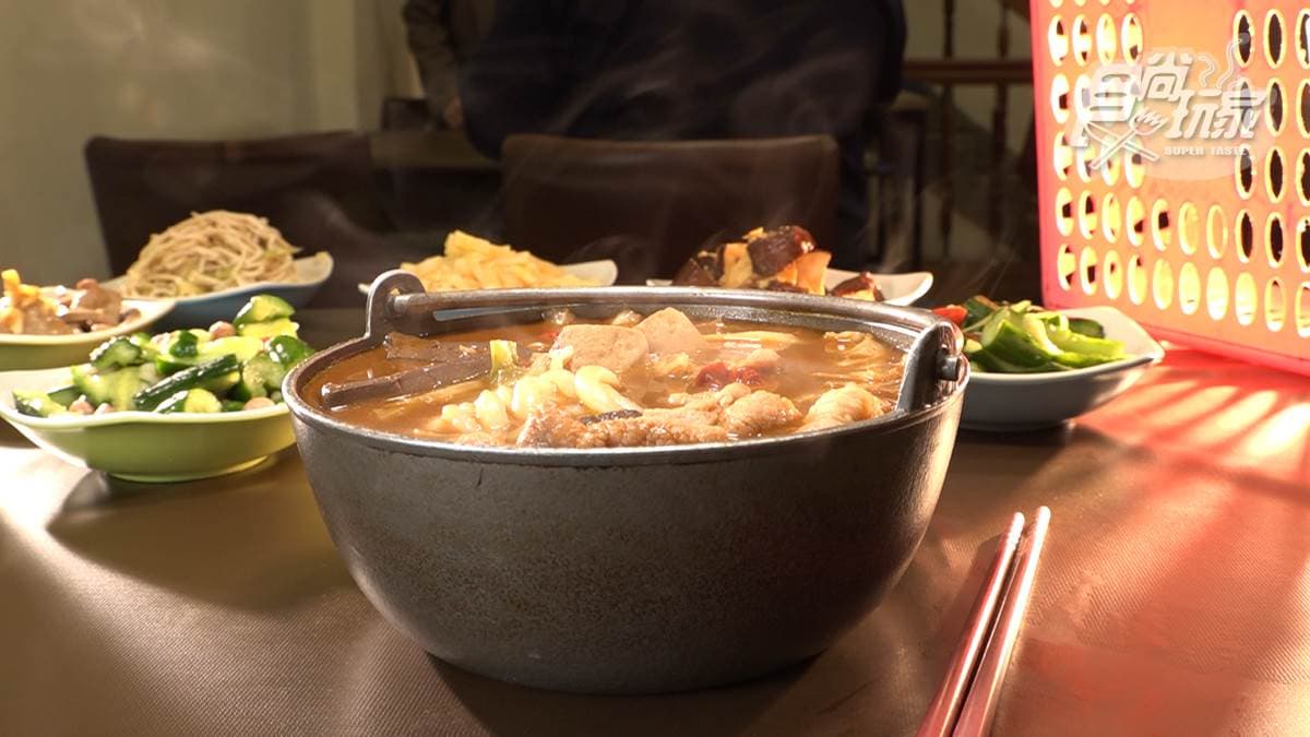 「麻辣鍋麵」有濃濃的中藥味，聞起來很香，吃起來也很夠味。
