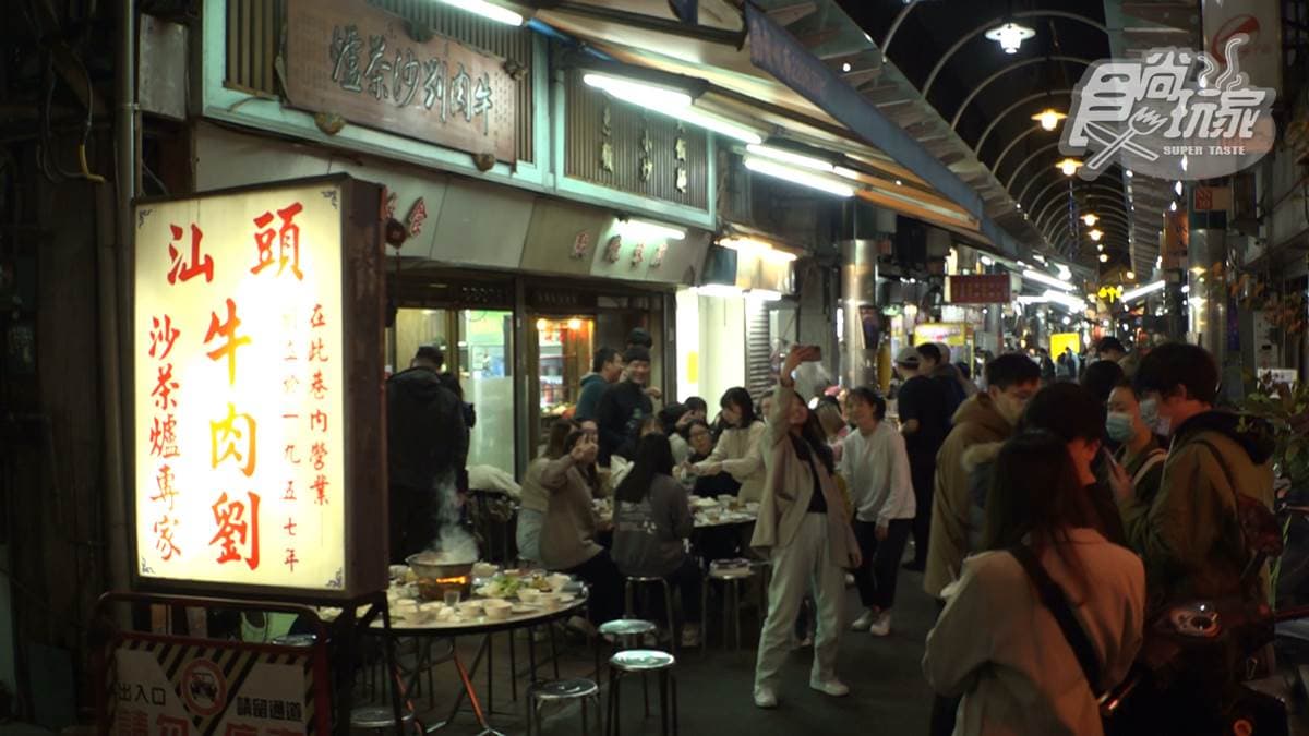「汕頭牛肉劉」店門口經常聚集用餐人潮。