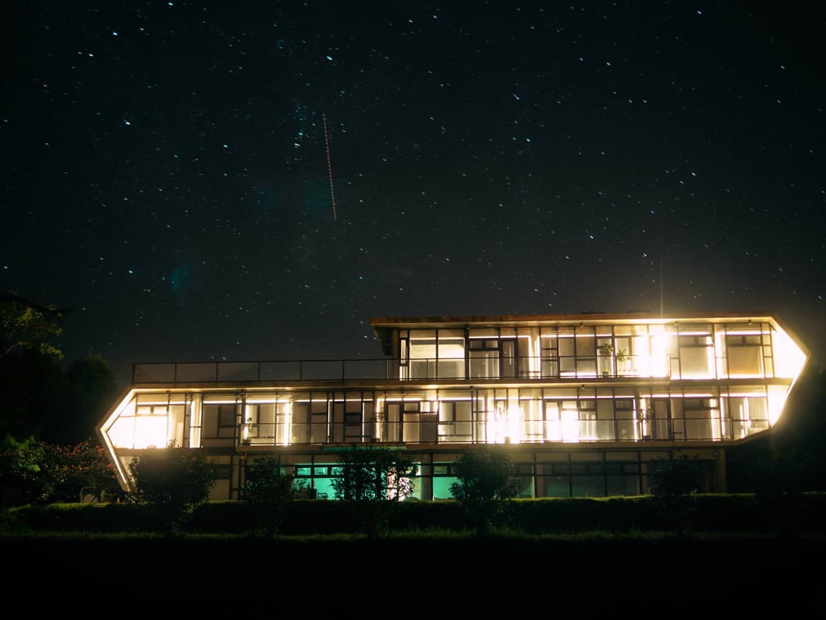 入住玻璃屋享無死角美景!開箱花蓮清水模民宿,入夜肉眼就能看到銀河 入住玻璃屋享無死角美景!開箱花蓮清水模民宿,入夜肉眼就能看到銀河