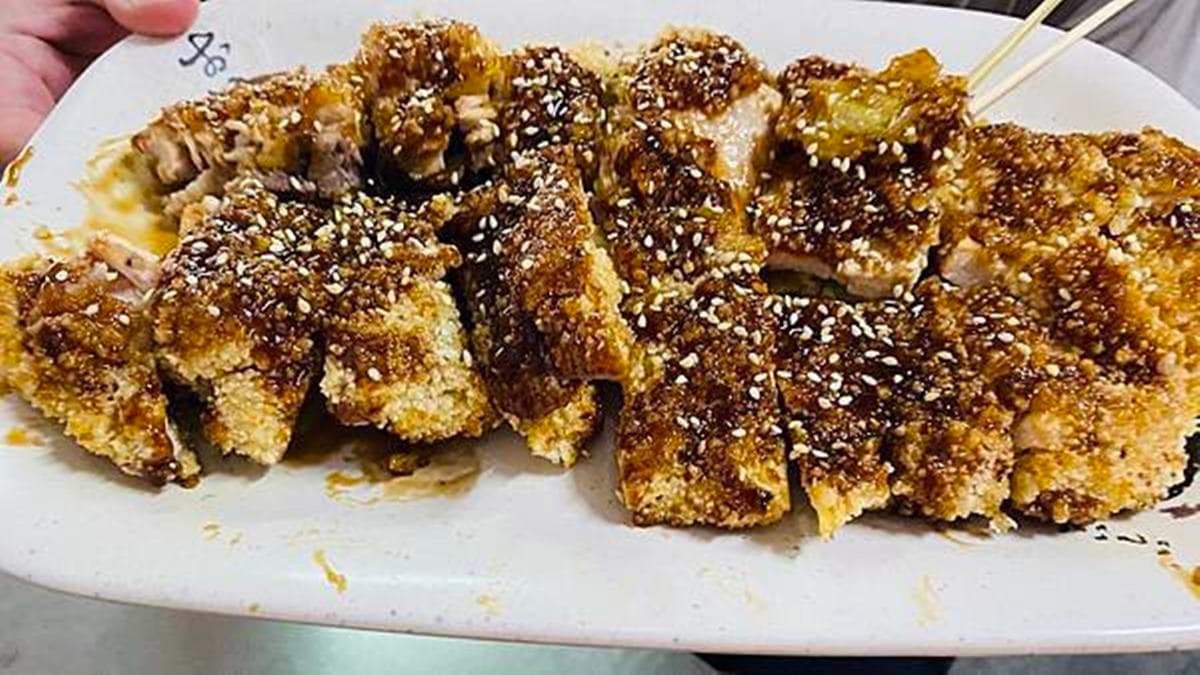 炭烤雞排現炸再烤，肉質Q彈，色香味俱全。（圖片來源：大海愛上藍天旅遊日記分享）