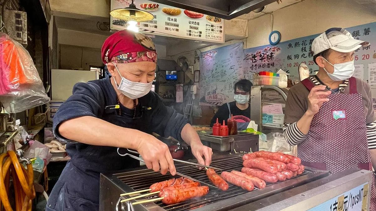 香腸都是游阿嬤親自灌製，加入獨特香料和高粱酒，讓人一吃成主顧。（圖片來源：蜜絲米的散步生活）
