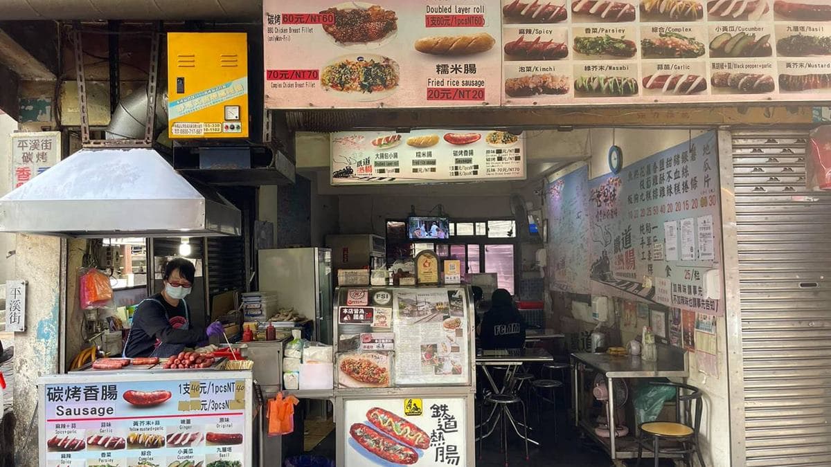 原店在現址斜對面的小攤車，做到現在的店面，在鐵支路旁開了30多年。（圖片來源：蜜絲米的散步生活）