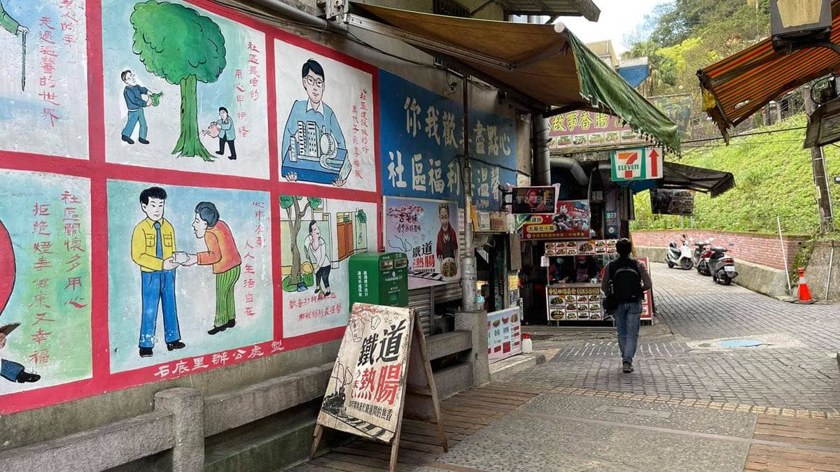 經過陸橋可看到左側牆面的復古壁畫，以及鐵道熱腸的招牌。（圖片來源：蜜絲米的散步生活）