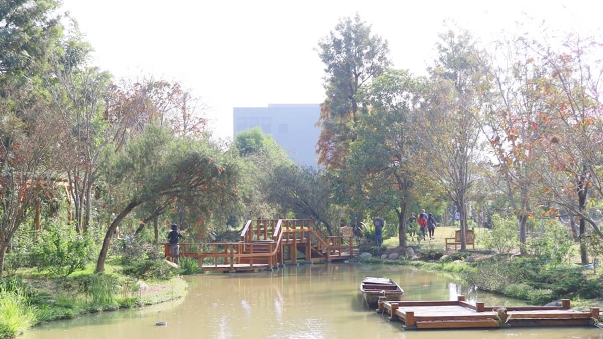 園區占地破萬坪，並且特別規畫不同主題區，是散步、踏青的好去處。（圖片來源：熱血玩台南。跳躍新世界）