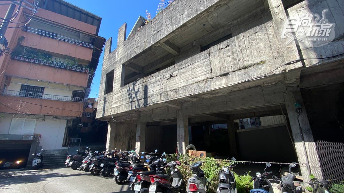 餐廳位於巷弄內，外觀有濃濃廢墟風。