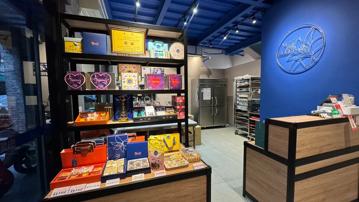 門市內的１樓為產品展示櫃與結帳區。（圖片來源：由里糕點）