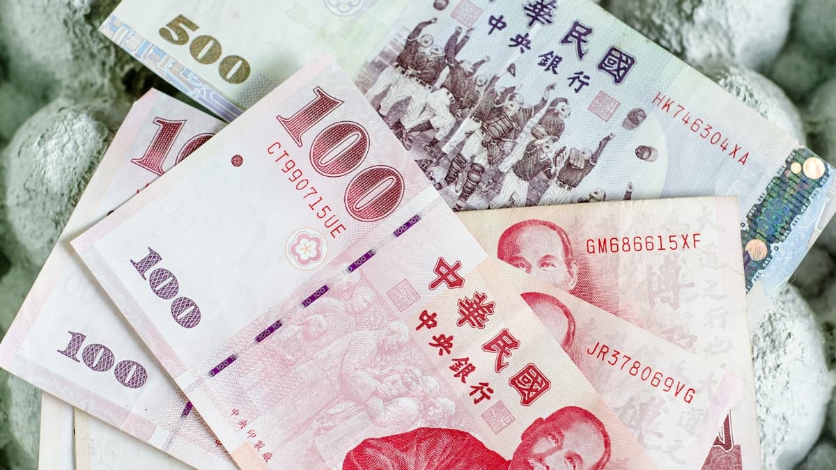 快檢查你的500元鈔票！他搭計程車找錢收到假鈔太逼真，「魔鬼細節」大家來找碴