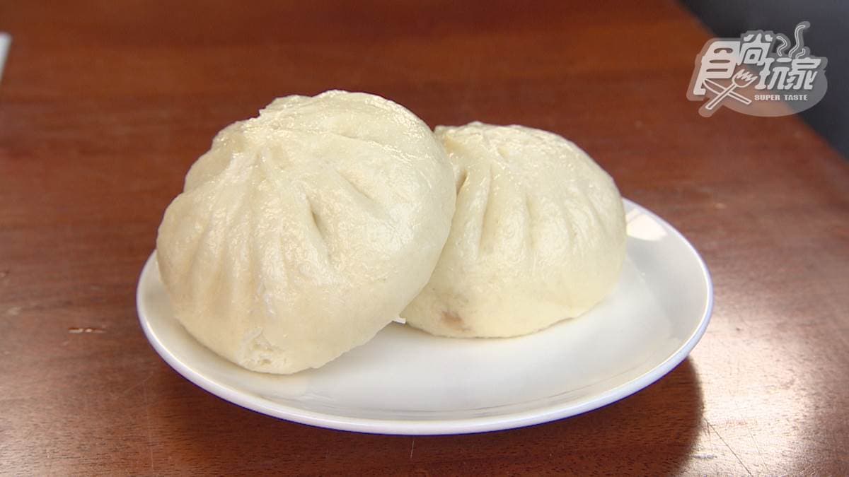 除了小籠湯包，店家也有賣「醬肉包」「酸菜包」。