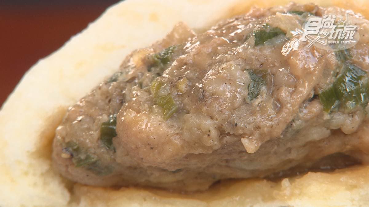 醬肉包的醬汁很夠味，裡面的餡料也給得不手軟。